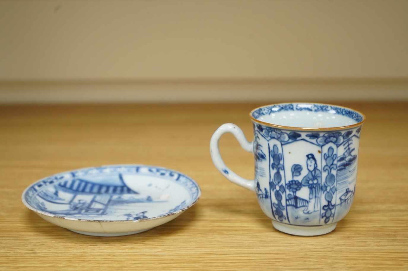 A Chinese blue and white cup and saucer, Kangxi, 11.5cm diameter